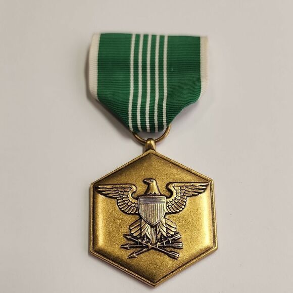 NAMED U.S. ARMY COMMENDATION MEDAL WILLIAM H WALLACE CRIMP BROOCH - Picture 1 of 3